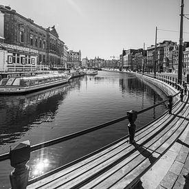 Rokin-Straße und -Kanal in Amsterdam an einem Werktag morgens auf Anraten der niederländischen Regie von Sjoerd van der Wal