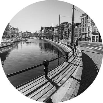 Rokin straat en gracht in Amsterdam tijdens een zonnige ochtend in zwart wit