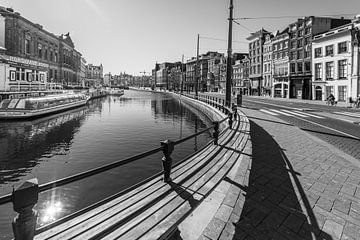 Rokin straat en gracht in Amsterdam tijdens een zonnige ochtend in zwart wit van Sjoerd van der Wal