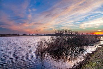 Sonnenuntergang über dem Dünensee Ameland von Evert Jan Luchies