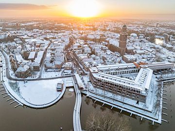 Zwolle van boven tijdens een koude winterochtend van Sjoerd van der Wal Fotografie