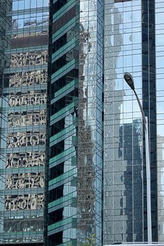 Reflection in a skyscraper, Beijing China sur Ingrid Meuleman