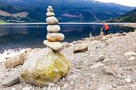 Steinmännchen am Ufer des Vangsvatnet-Sees von Evert Jan Luchies Miniaturansicht