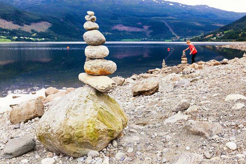 Steinmännchen am Ufer des Vangsvatnet-Sees von Evert Jan Luchies