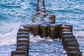 Buhnen an der Küste der Ostsee an einem stürmischen Tag von Rico Ködder