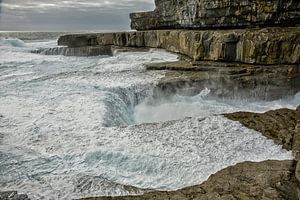 berühmtes "Wurmloch" (Poll na bPeist auf gälisch) in Inishmore, Aran Inseln, Irland von Tjeerd Kruse