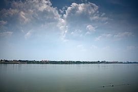 Vue sereine sur le Mékong et Nakhon Phanom depuis Thakhek sur Frank Photos