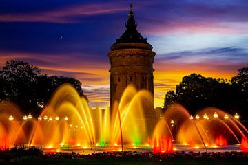 Mannheim watertoren in de avond van Udo Herrmann