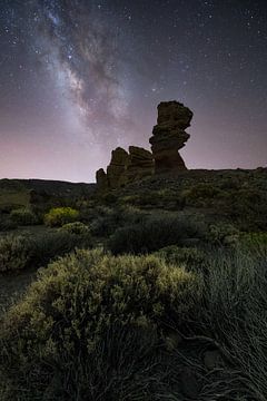 Melkweg boven de rotsen in nationaal park El Teide in Tenerife. van Jos Pannekoek