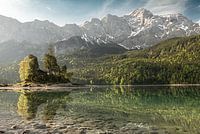 Sur le rivage d'une mer vitreuse et cristalline.