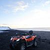 Randonnée en quad sur une plage volcanique en Islande sur Guido Boogert