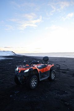 Quad tocht op het vulkanische strand in IJsland van Guido Boogert