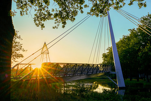 Pont cyclable « De Slinger » à Drachten, avec motifs « Sunburst » et « flare »