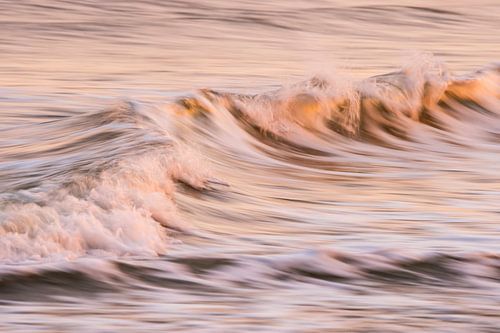 Moving on (zonlicht op een overslaande golf met fraaie pastelkleuren en veel beweging)