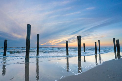 Zonsondergang bij palendorp Petten