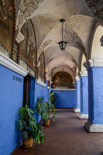 COLONIAL HALLWAY