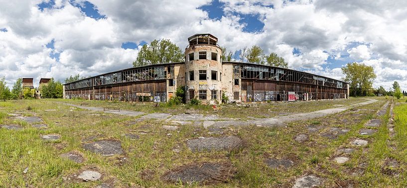 Lost Place Alter Flugplatz Rangsdorf - Panorama der alten Einfliegerhalle mit Tower von Frank Herrmann