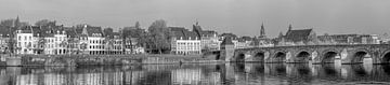 St.Servaos Brögk - Sint Servaasbrug Maastricht in de ochtendzon - zwart wit panorama