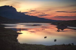 Le vieil homme de Storr au coucher du soleil au Loch Fada sur Jean Claude Castor