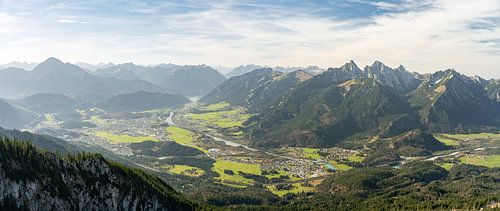 prachtig bergzicht op Reutte in Tirol, Lech en het Lechdal