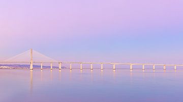 Vasco da Gama brug bij zonsondergang, Lissabon van Adelheid Smitt