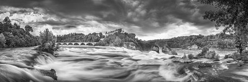 Rijnwaterval van Schaffhausen Panorama in zwart-wit.
