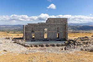 Landschaftsaufnahme im andalusischen Sommer. Theater in den Ruinen von Acinipo, Andalusien, Spanien