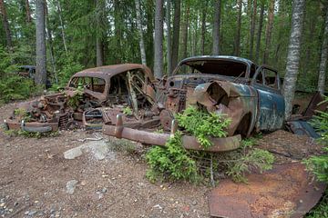 Auto kerkhof in bos in Ryd, Zweden van Joost Adriaanse
