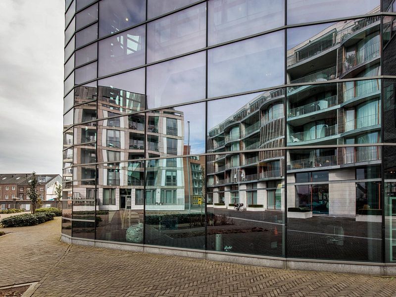 Spiegelung in einer Glasfassade Centre Ceramique Maastricht von Rob Boon