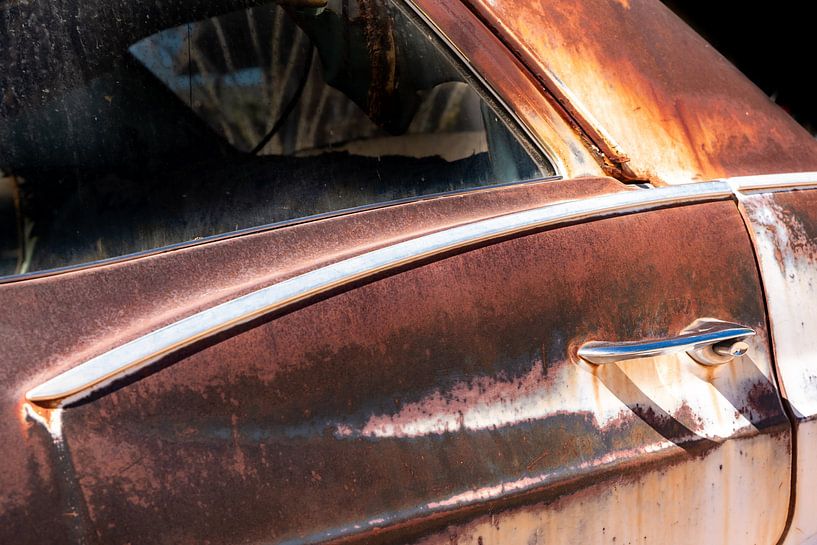 Handvat en deur van een oldtimer met roest en patina van Dieter Walther