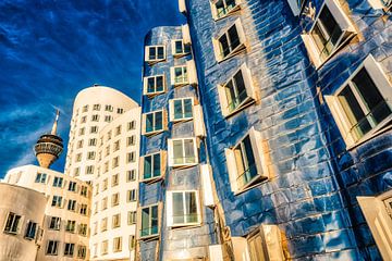 Les bâtiments de Gehry dans le port des médias à Düsseldorf avec la tour du Rhin sur Dieter Walther