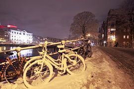 Amsterdam bei Nacht im Schnee in den Niederlanden von Eye on You