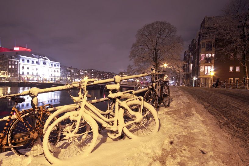 Amsterdam bij nacht in de sneeuw in Nederland van Eye on You