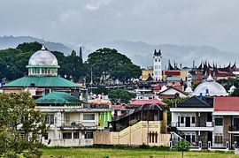 Traditionelles Stadtpanorama von Bukittinggi von Frank Photos