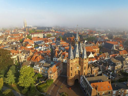 Sassenpoort oude poort in Zwolle tijdens zomer zonsopgang
