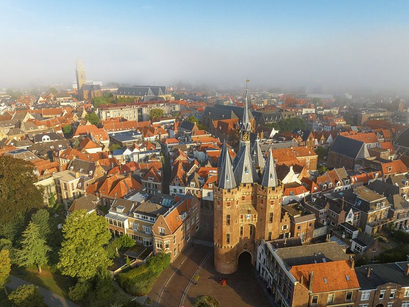 Sassenpoort oude poort in Zwolle tijdens zomer zonsopgang van Sjoerd van der Wal Fotografie