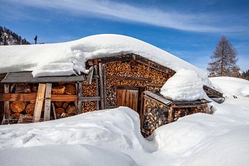 Een besneeuwde hut van Christa Kramer