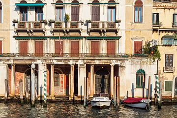 Historische gebouwen op het Canal Grande met boten in Venetië, Itali