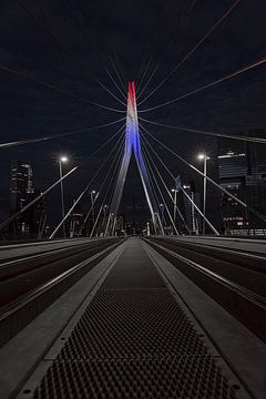Erasmus-Brücke in rot-weiß-blau von Klaus Lucas
