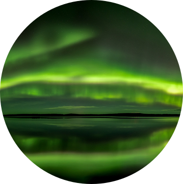 Het noorderlicht boven een meer in Finland van Leon Brouwer