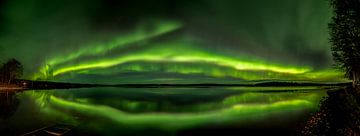 Das Nordlicht über einem See in Finnland von Leon Brouwer