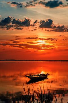 Fischerboot bei Sonnenuntergang von Jelena Jovanovic Fine Art