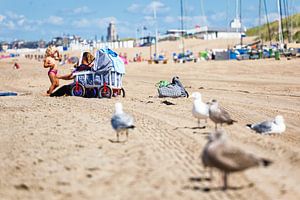 Moeder en kind op het strand van Katwijk van Evert Jan Luchies