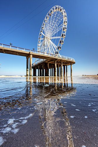 Reflection of the Ferris wheel on the pier
