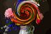 Stilleben mit einem Blumenstrauß "Swirl it up” von The Art Kroep
