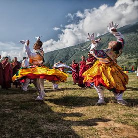 Bhutanische Tänzer beim Wangdi-Festival in Bhutan. One2expose Wout Kok von Wout Kok