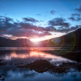 de laatste zonnestraal van de dag over het windstille meer in Schotland van Hans de Waay