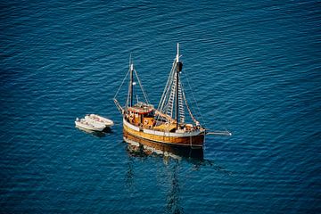 Een oud vissersschip dat van zijn pensioen geniet, Noorwegen van qtx