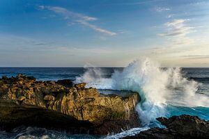 Vague éclaboussante sur le rivage rocheux