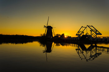 molen kinderdijk en ophaalbrug bij zonsondergang